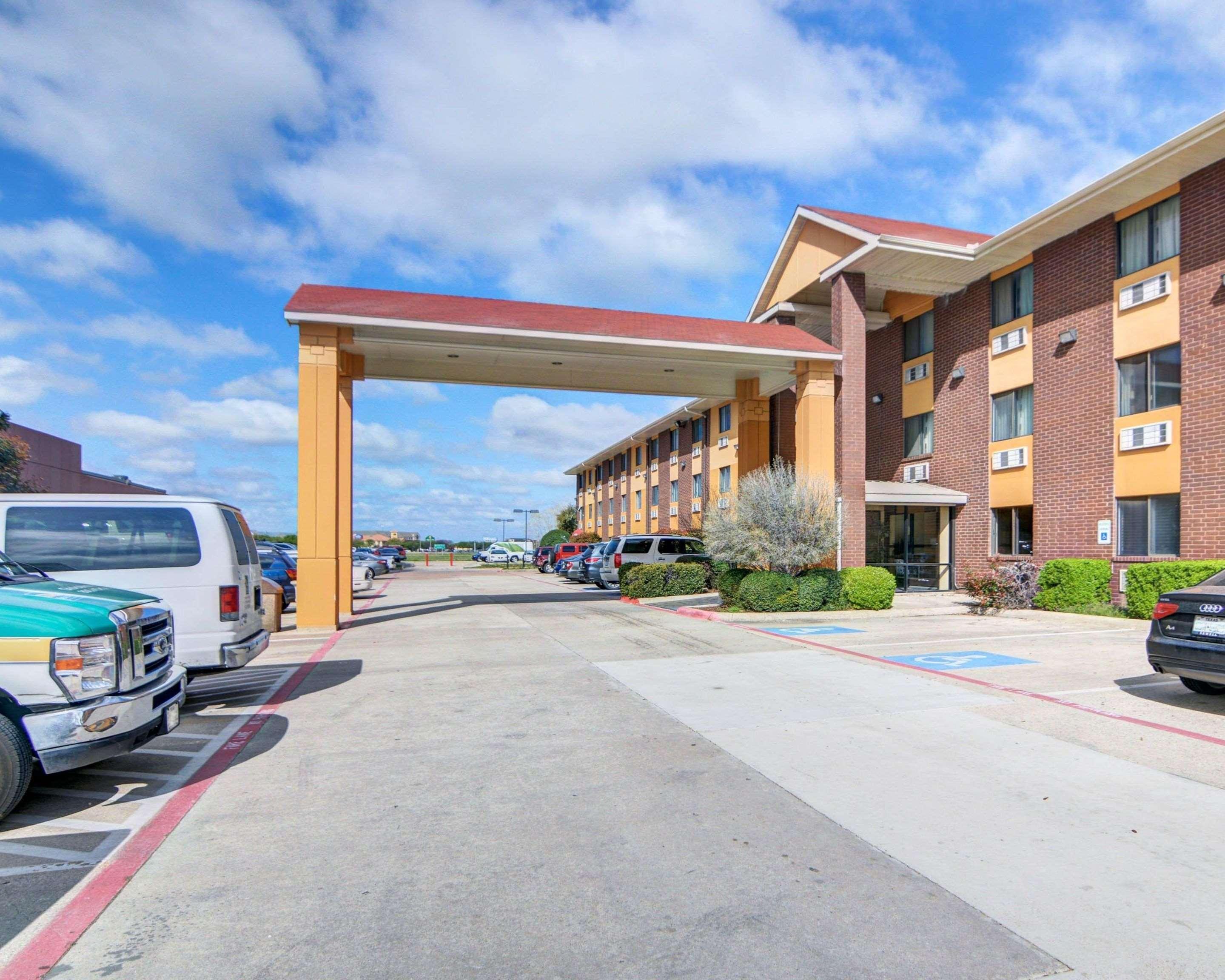 Quality Inn Dfw Airport North Irving Exterior photo